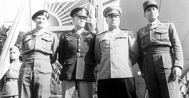 Фельдмаршал Монтгомери, генерал Эйзенхауэр, маршал Жуков и генерал де Тассиньи после подписания Декларации о поражении Германии. 5 июня 1945. 