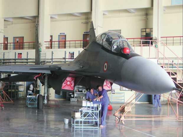Монтажные работы с Су-30МКИ на заводе в Бангалоре. В марте нынешнего года там было собрана последняя лицензионная партия. Фото Hindustan Aeronautics Limited
