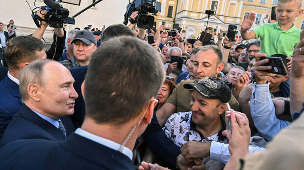 Фото: Дмитрий Азаров / Коммерсантъ📷Владимира Путина просили беречь и беречься