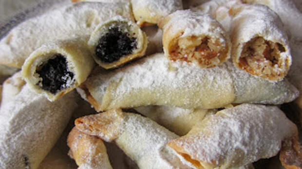 рогалики с маком рогалики с маком и орехом на разломе