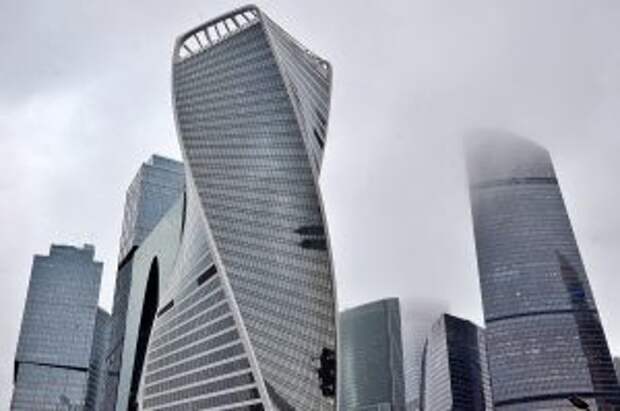 Посетители работавшего ночью ресторана в «Москва-Сити» подрались, покидая заведение в момент рейда. Фото: Анна Быкова