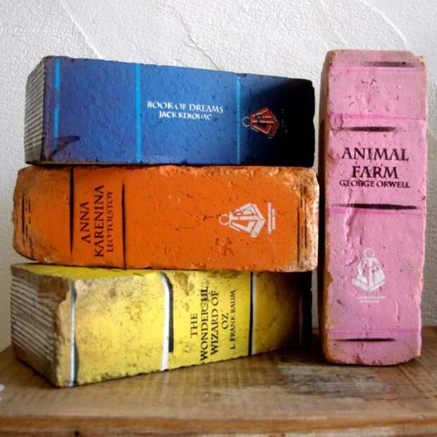 Очень похоже на настоящие книги. /Фото: comepiaceate.it Очень похоже на настоящие книги. /Фото: comepiaceate.it