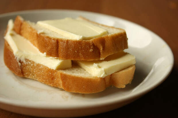 Бутерброд. Всем известно, что бутерброд — это хлеб, сверху которого находится другой ингредиент (масло, сгущенка, мед, мясо, сало, рыба, икра и т.д.). Но это сейчас такое изобилие разных бутербродов. Само слово происходит из Германии и дословно переводится как «Хлеб с маслом» (Butter — масло, Brot — хлеб).