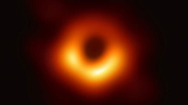 Сверхмассивная чёрная дыра в центре галактики М 87. Это первое в истории изображение тени чёрной дыры, полученное напрямую в радиодиапазоне. Фото: © wikipedia
