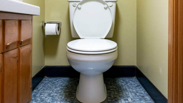 Невролог назвал серьезную опасность долгого сидения в туалете