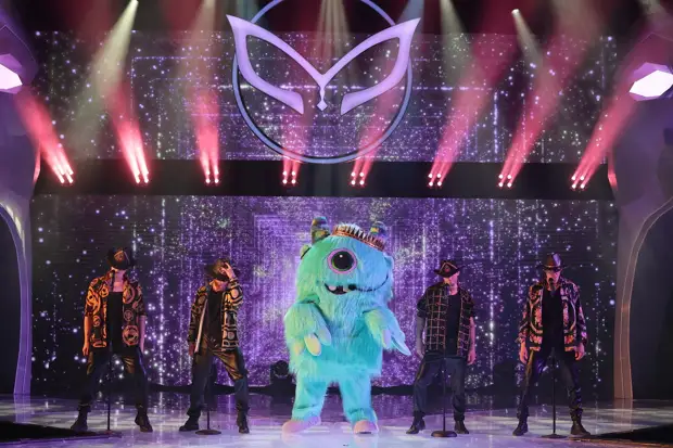 Тодоренко запуталась в Авериных, а Киркоров упал со стула. Шоу «Маска» близится к финалу