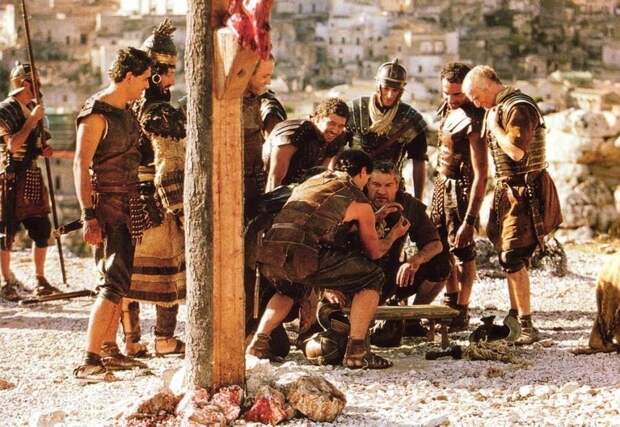 Солдаты делят одежду Христа. Кадр из фильма Мэла Гибсона «Страсти Христовы», 2004 г.