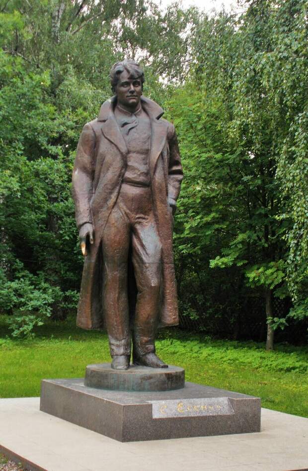 Памятник Есенину в с. Константиново. Молодой, красивый, франтоватый.. Такой, каким был.