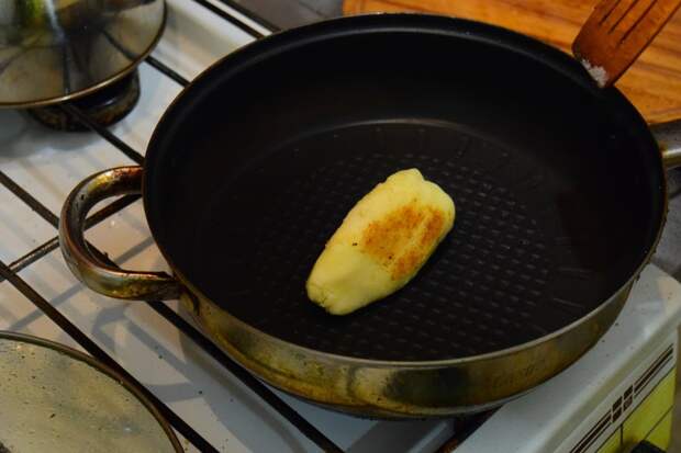 Обжариваем на сухой (строго на сухой) сковороде Жареный картофель с сюрпризом, видео, еда, своими руками