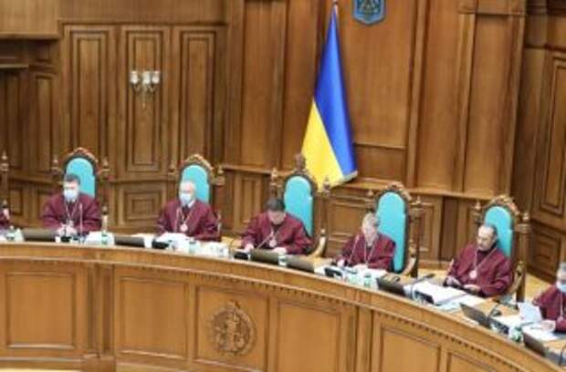 Конституционные судьи не уйдут в отставку