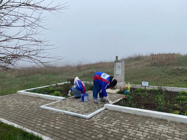 Студотряды Крыма провели уборку на братской могиле советских воинов в Керчи