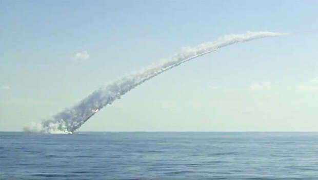 Запуск ракет Калибр с российских подлодок по объектам террористов в Сирии. Архивное фото