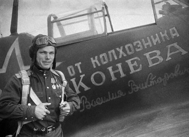 У именного самолета Ла-5, 1944 год Яков Паволоцкий/ТАСС