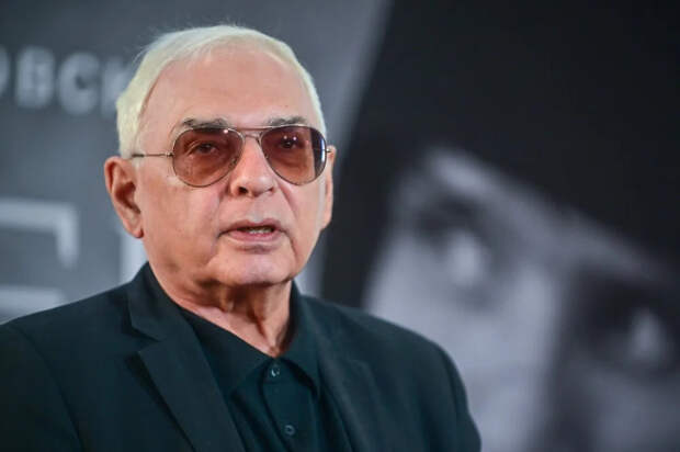 Карен Шахназаров тихо и спокойно сказал: "Им плевать!". И дал совет властям