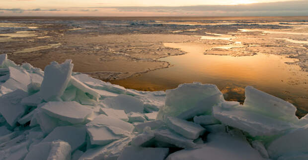 Почти 50 рыбаков оказались на отколовшейся льдине в российском регионе