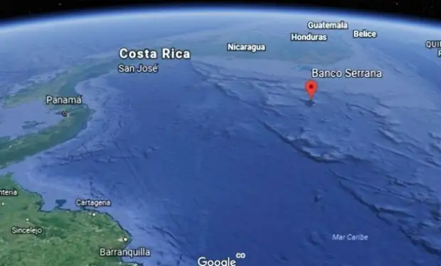 Мужчина на мачте корабля доплыл до необитаемого острова и жил там 10 лет