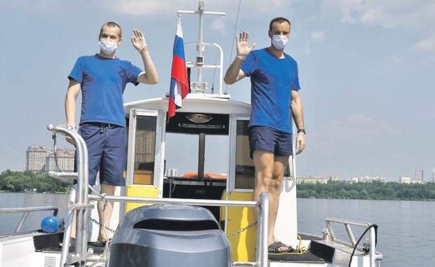 Владимир Ерошин (справа) и Александр Гормашов вытащили парня из воды. Фото: Ольга Чумаченко, "Москва Северо-Запад"