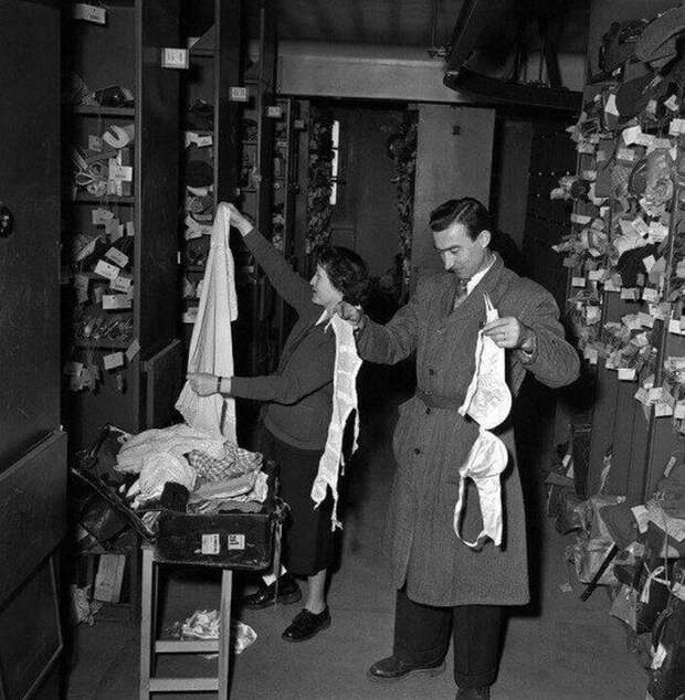 Комната хранения утерянных вещей в отделении полиции, Париж, 1954 г Комната хранения утерянных вещей в отделении полиции, Париж, 1954 г