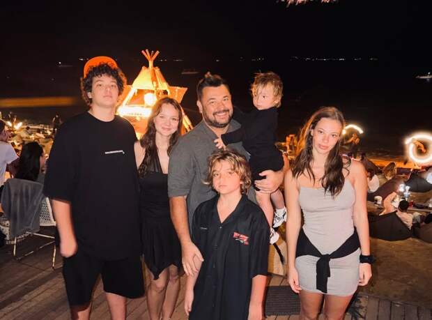 Певец Сергей Жуков показал редкое фото с пятью детьми