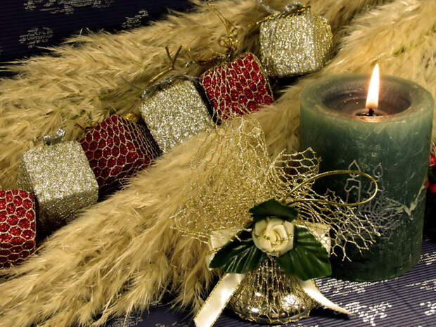 Holidays_New_Year_wallpapers_Candle_and_decorations_032246_ (700x525, 170Kb)