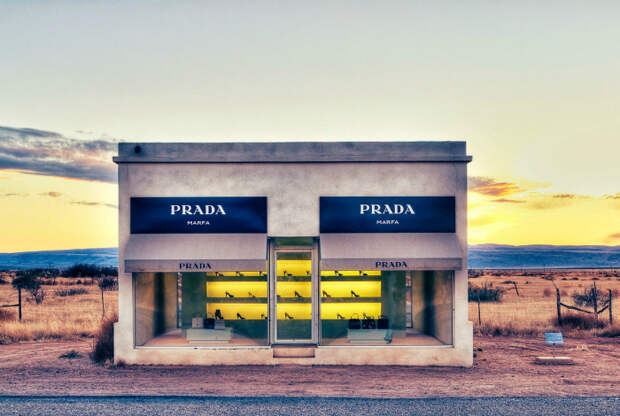 Самый одинокий магазин Prada - это скульптура-инсталляция на пустыре неподалеку от городка Марфа.