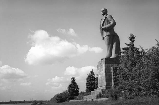 Памятник Ленину у Иваньковского гидроузла на слиянии канала имени Москвы и реки Волги.