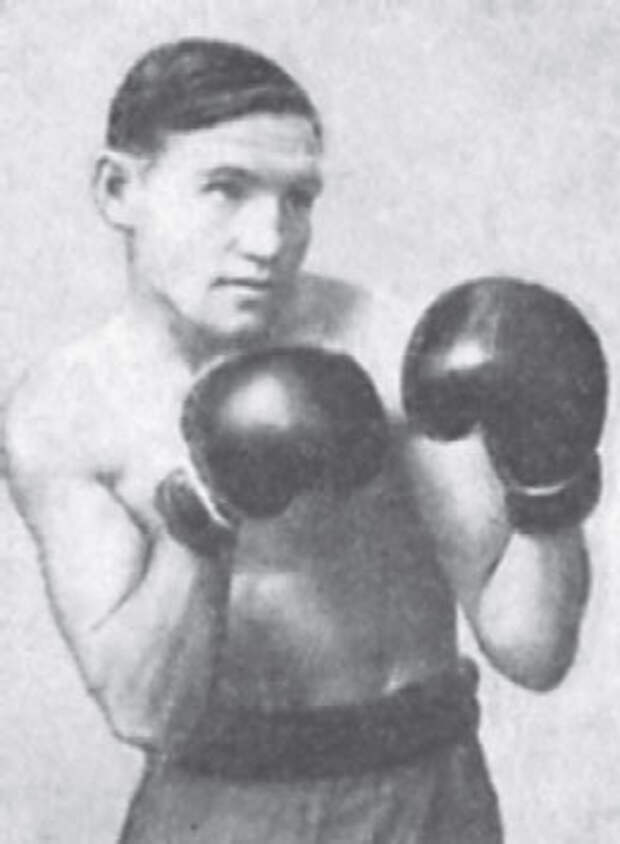 Восьмикратный чемпион СССР, абсолютный чемпион СССР 1943 г. Е. Огуренков.