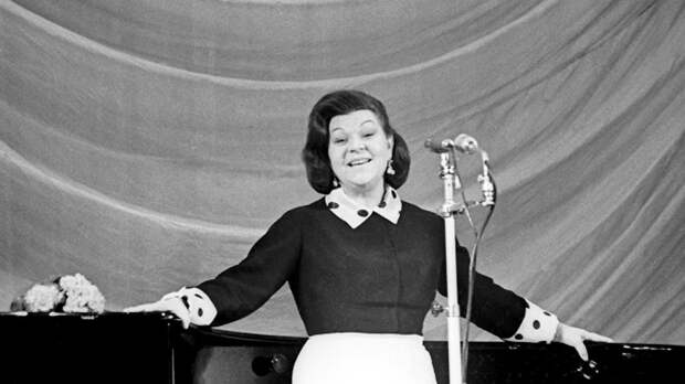 Певица с платочком: за премьерное исполнение песни Клавдию Шульженко наградили куском торта и стаканом клюквы с сахаром