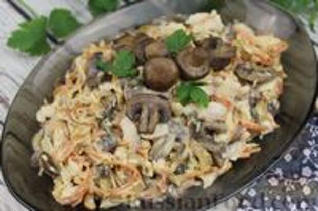 Фото к рецепту: Салат из отварной рыбы с грибами и морковью