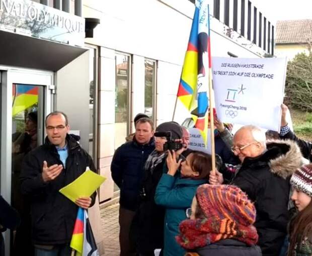 Немецкие активисты спели «Катюшу» в штаб-квартире CAS