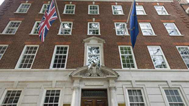 Британский флаг и флаг Евросоюза на здании Дома Европы в преддверии референдума по вопросу о сохранении членства Великобритании в ЕС. Архивное фото