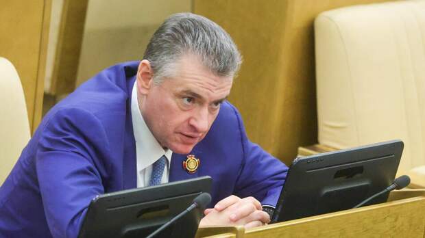 Слуцкий предложил защитить от увольнения с работы супругов участников СВО