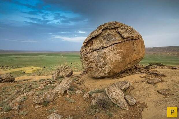 Загадочные каменные шары в Казахстане (9 фото)