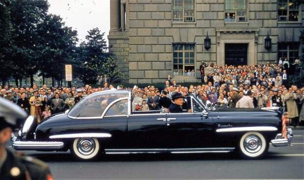 Lincoln Presidental Limousine Дуайта Эйзенхауэра. Стеклопластиковый съемный колпак в задней части кузова защищает разе что от непогоды cadillac, авто, автомобили, бронированный авто, броня, гон, лимузин, президент