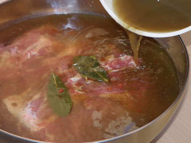 вторым рассолом заливаем мясо. пошаговое фото этапа приготовления буженины