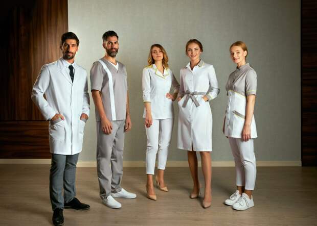 медицинские работники в современной стильной униформе