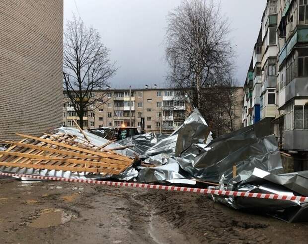 В пгт Шексна (Вологодская область) ветром сорвало крышу с пятиэтажного дома
