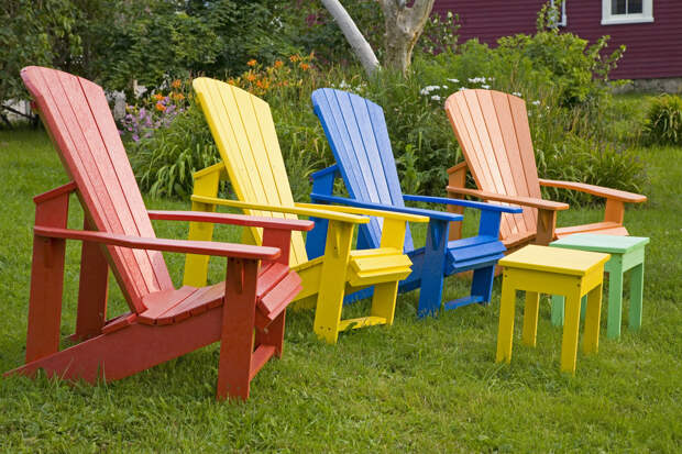 Яркие стулья со столиками - табуретами