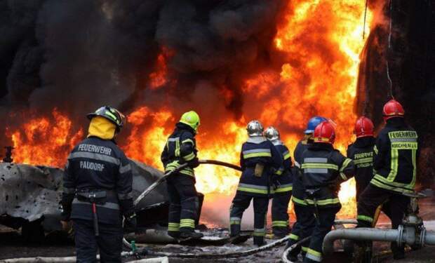 Кадры пылающего энергообъекта в Харькове: город частично без света и тепла (ФОТО)