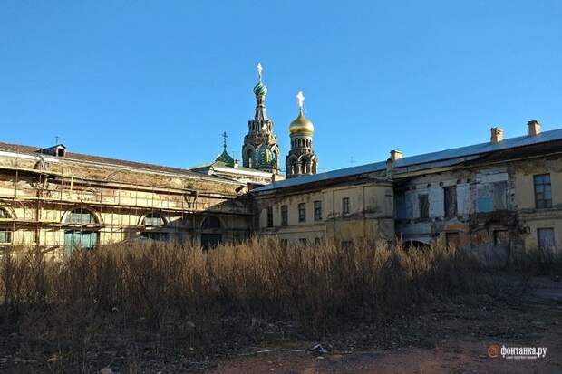 «Бахчасарайские» конюшни. Кто отремонтирует главную заброшку Петербурга