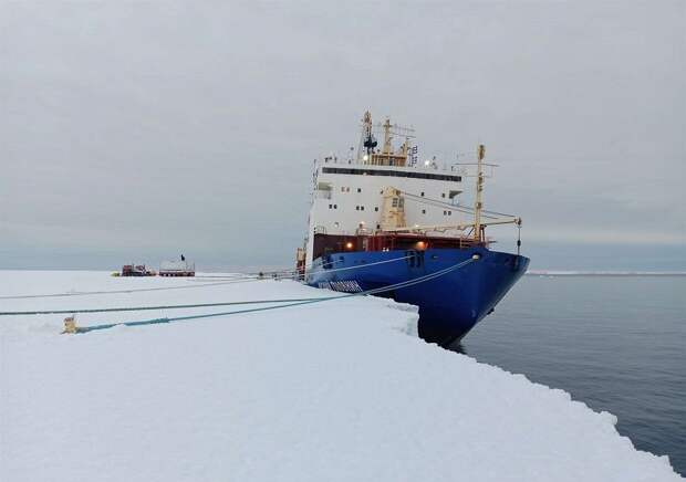 Экипаж дизель-электрохода FESCO поможет индийским ученым