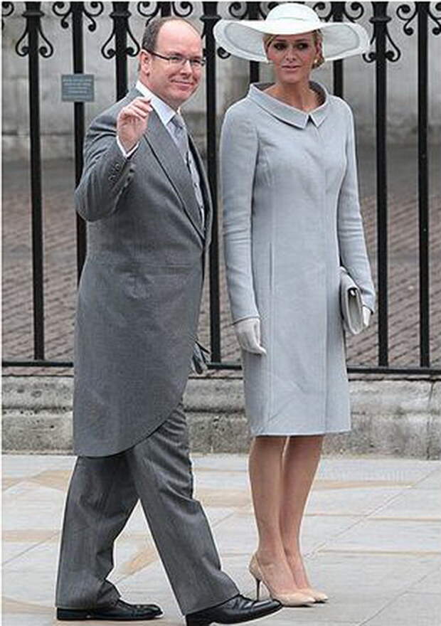 Прямое светло-серое пальто для свадьбы Уильяма и Кейт Миддлтон.