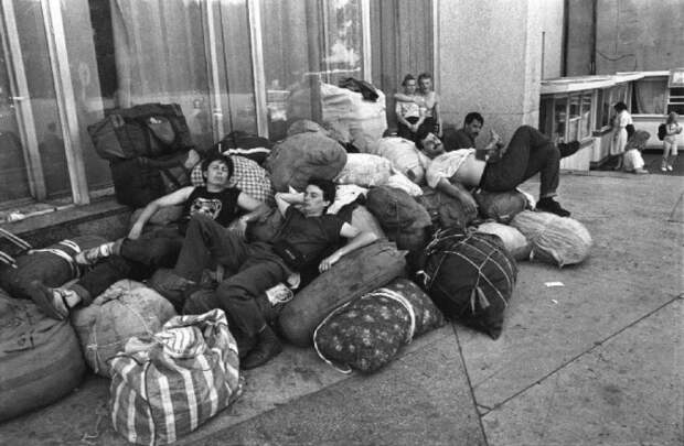 Отдых на сумках в аэропорту. Россия, Владивосток, 1992 год. 
