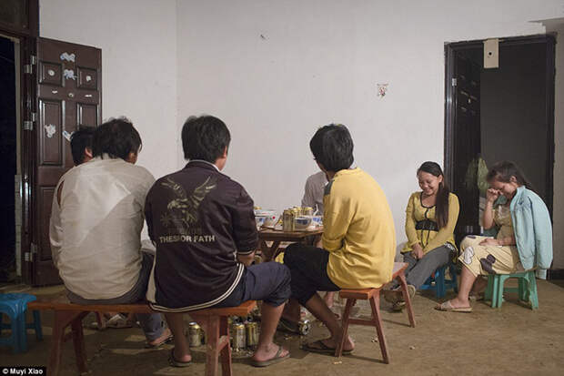 Китайские подростковые браки: как 13-летние девочки стараются пораньше выйти замуж девушки, китай, семья