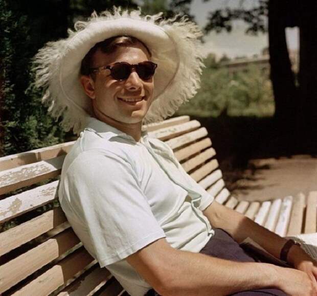 Юрий Гагарин на отдыхе в Сочи в 1961 году. Юрий Гагарин на отдыхе в Сочи в 1961 году.