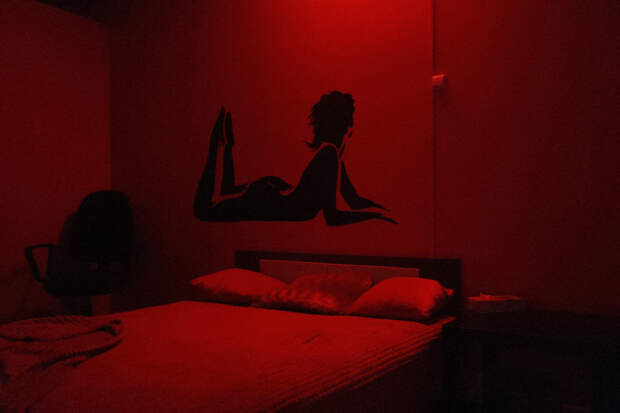 Сутенеры заставили десятки россиянок работать в сети притонов по всей стране