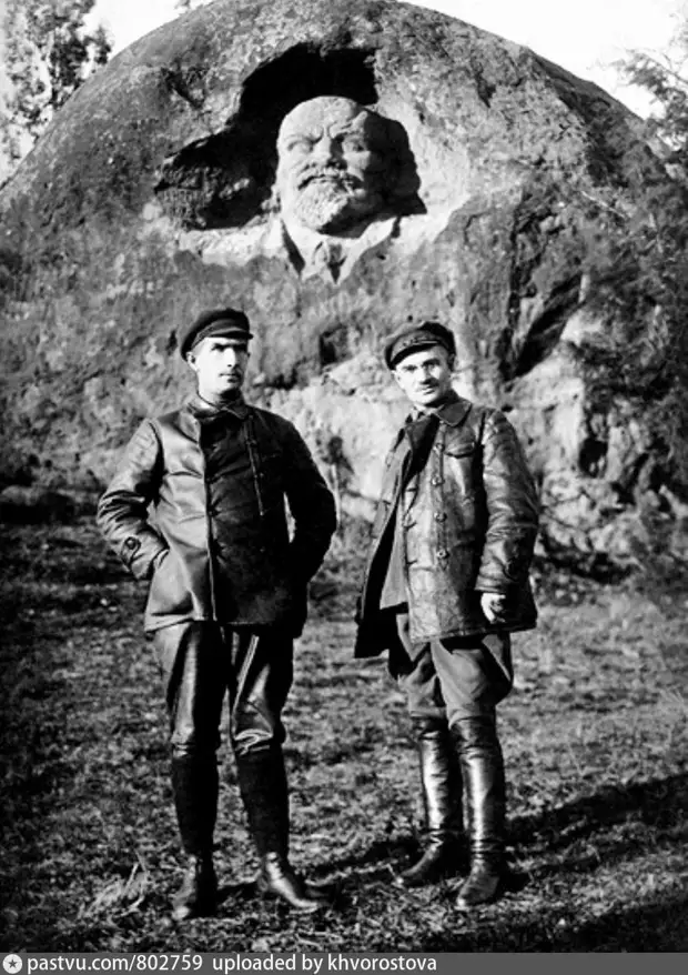 Гигантские наскальные портреты советских лидеров: откуда они?