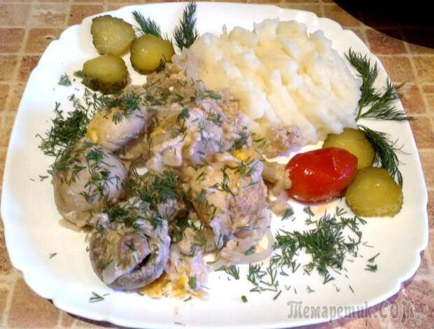 Запеченные шампиньоны с ореховым соусом
