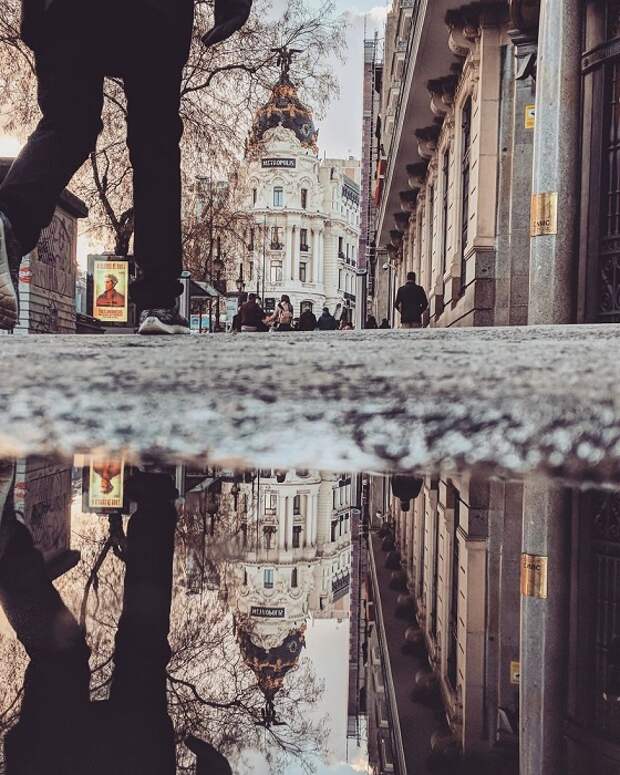 На самом деле размер луж, по утверждению самого фотографа, не превышает размера мужской ладони – главное правильно подобрать перспективу.