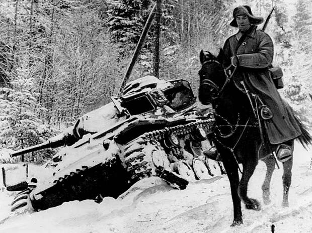 Кавалерист на фоне подбитого фашистского танка. СССР, война, история